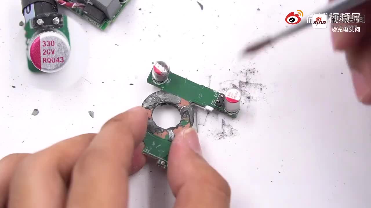 oppo 65w氮化镓超级闪充适配器拆解:三层主板堆叠,功率密度破1