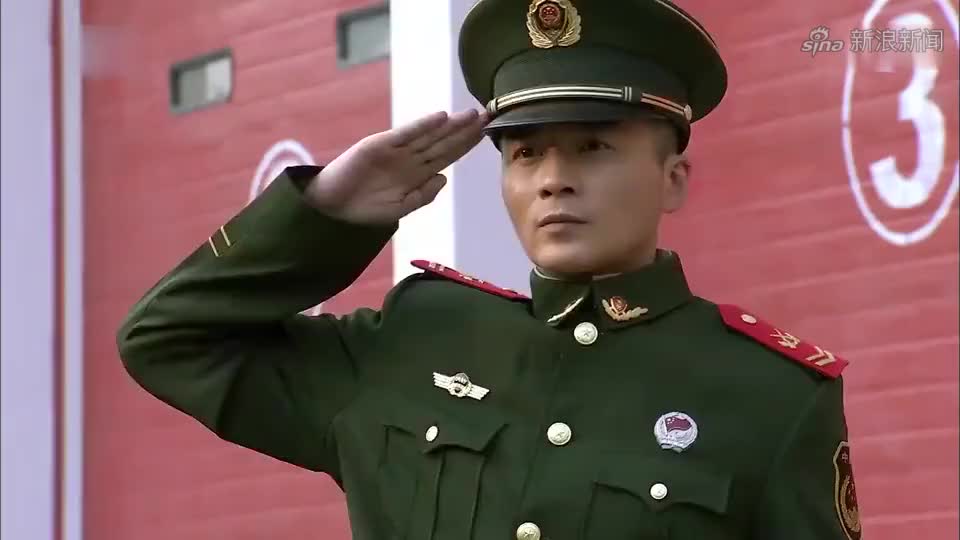 火线英雄工人落井,危在旦夕,消防员下井救人,新兵竟不以为然