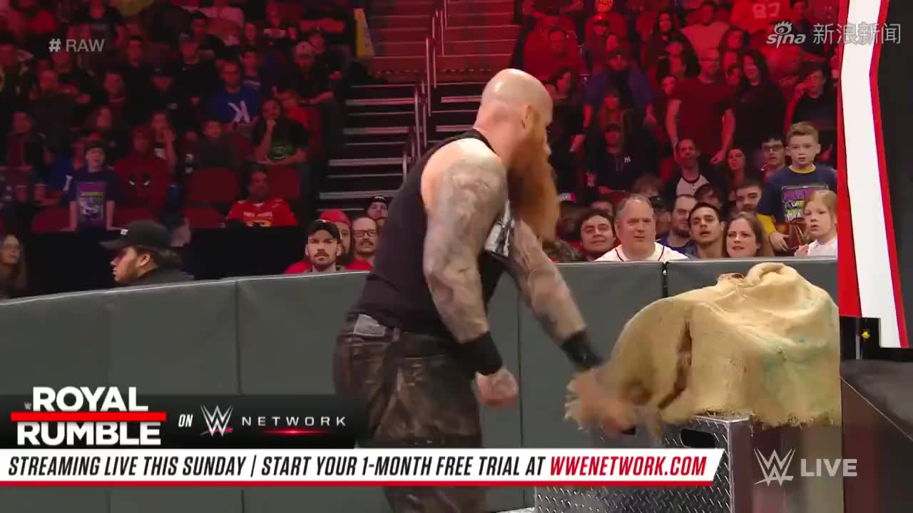 wwe:埃里克罗旺 vs 麦特哈迪,罗旺再次被神秘笼中物弄伤!