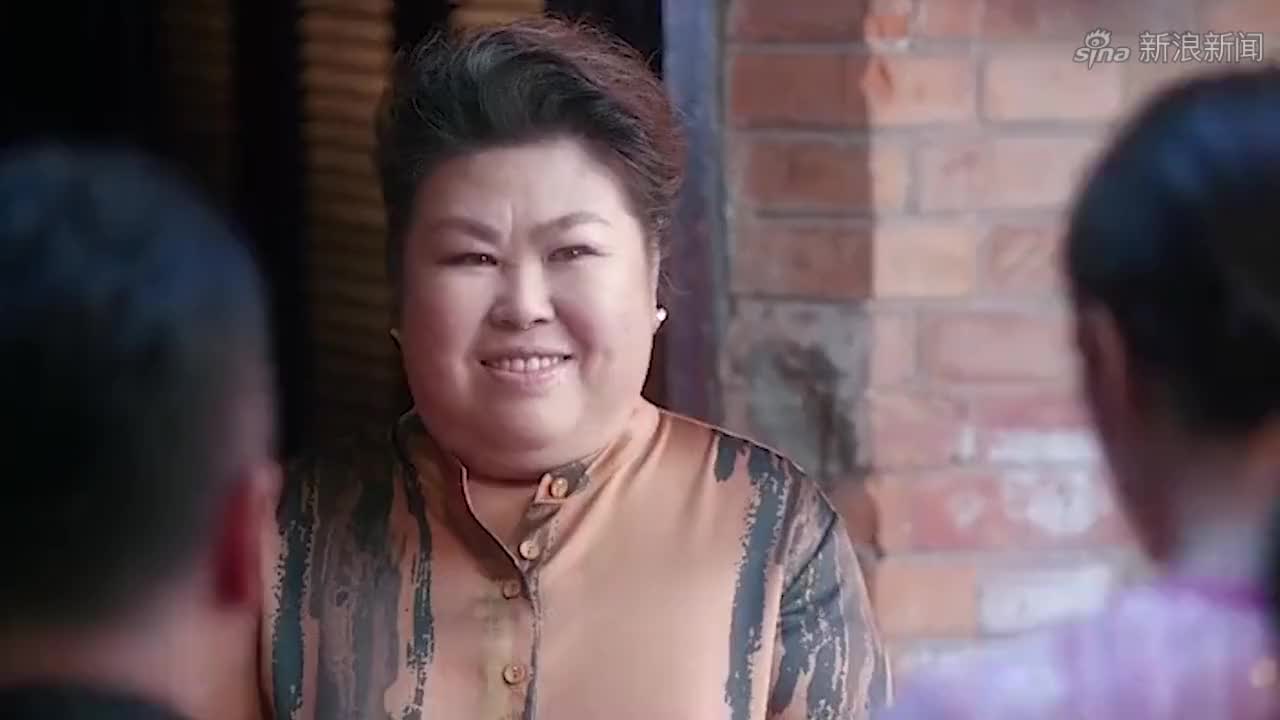 心暴发户带小老婆买房和售楼小姐起争执,真是一处好戏!