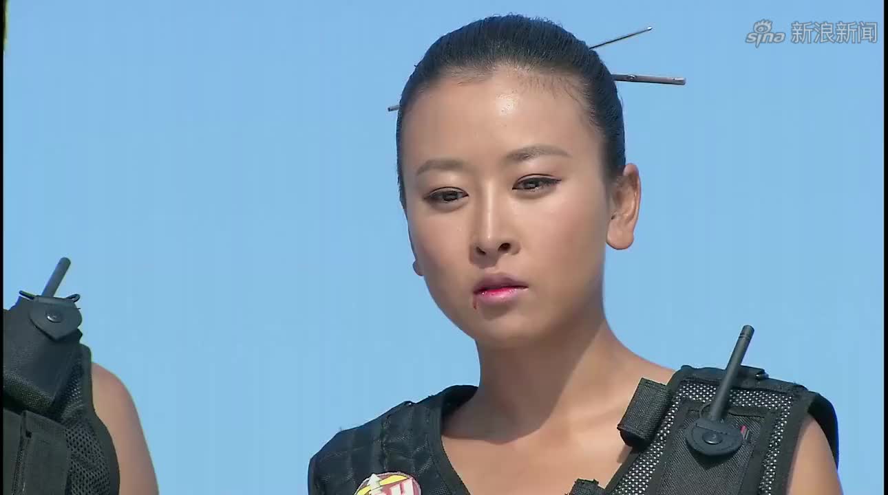 救护队:救护队来围堵坏人,坏人要跑,不料盛楠一个人就将他搞定