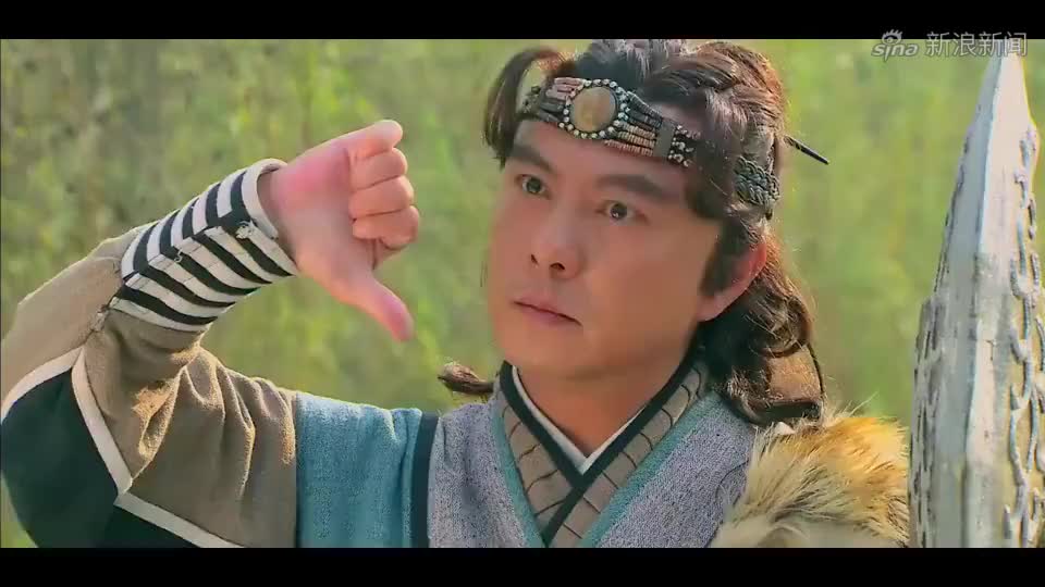 程咬金说给大脚夹一块鱼,夹了一整条鱼给大脚吃,太逗了