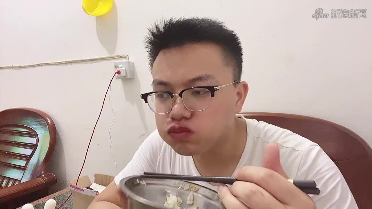 阿发展示自己的新发明,让佛印配合演出,嘴含爆竹加钢珠