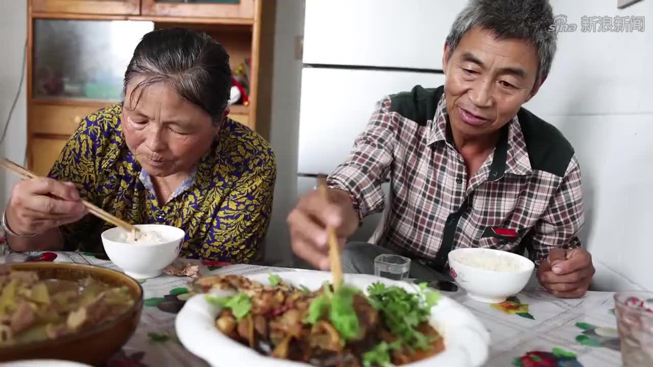 二斤黄辣丁,一斤肥肠,做肥肠黄辣丁,味道鲜美,陪父亲喝酒真爽