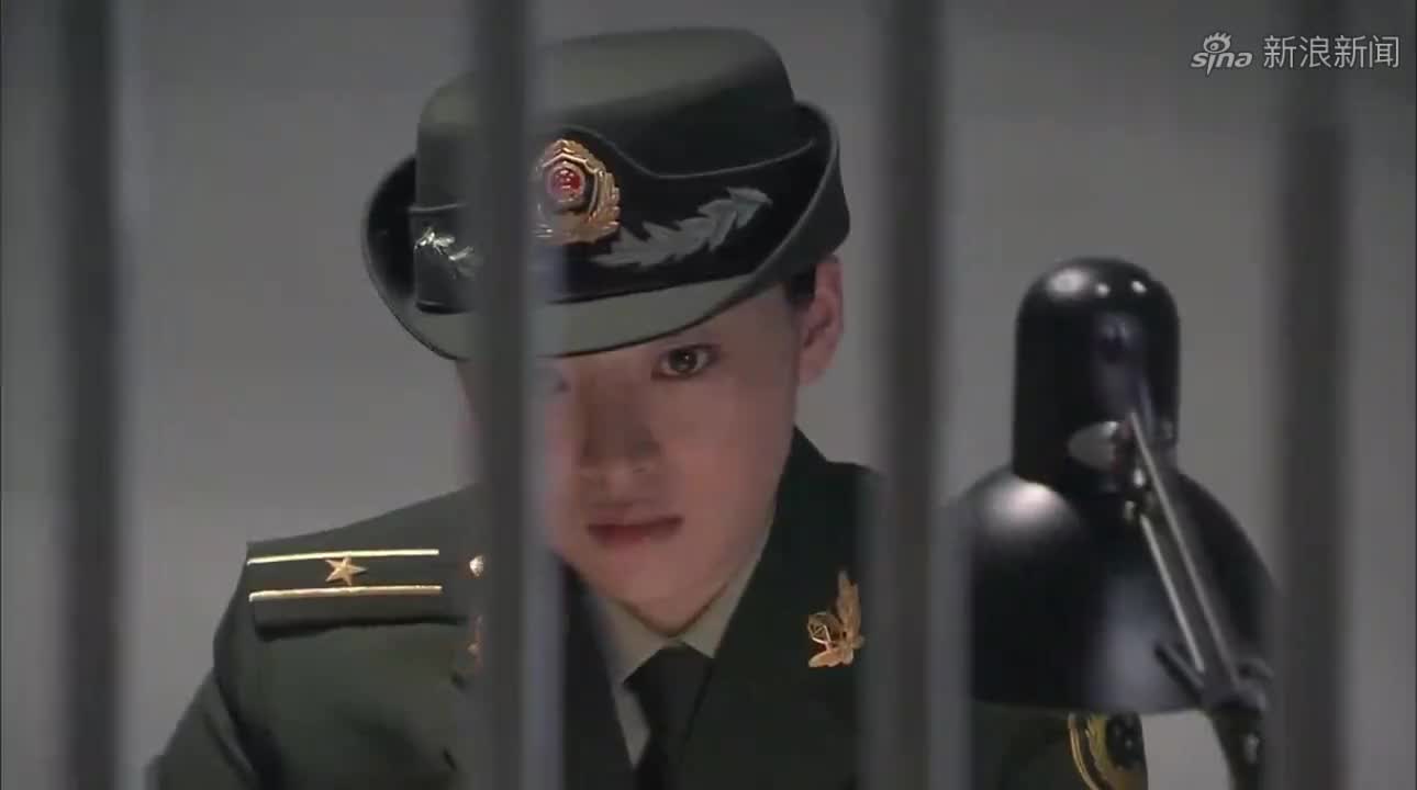 带泪梨花:毒枭在秘密交易,门口还有看守,警花忙装和男警吵架