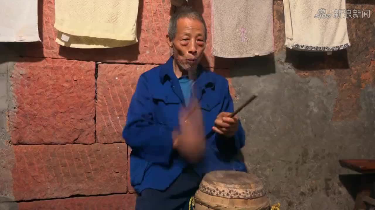 竹海刘老九给大家参观房间,窗外景色怡人,更有海鲜盛宴任你吃