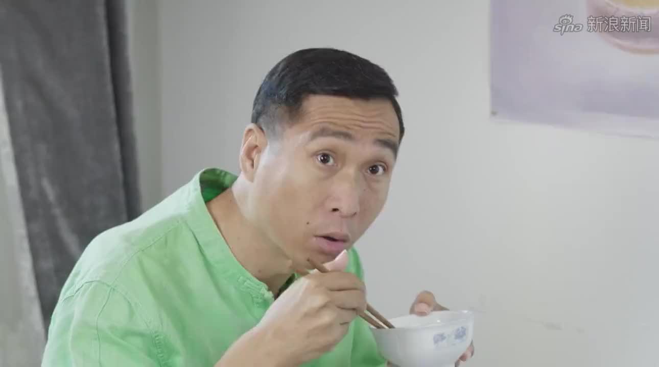 福星盈门:俩傻子比赛吃饭,捧着碗就往嘴里塞,给我都看饿了!