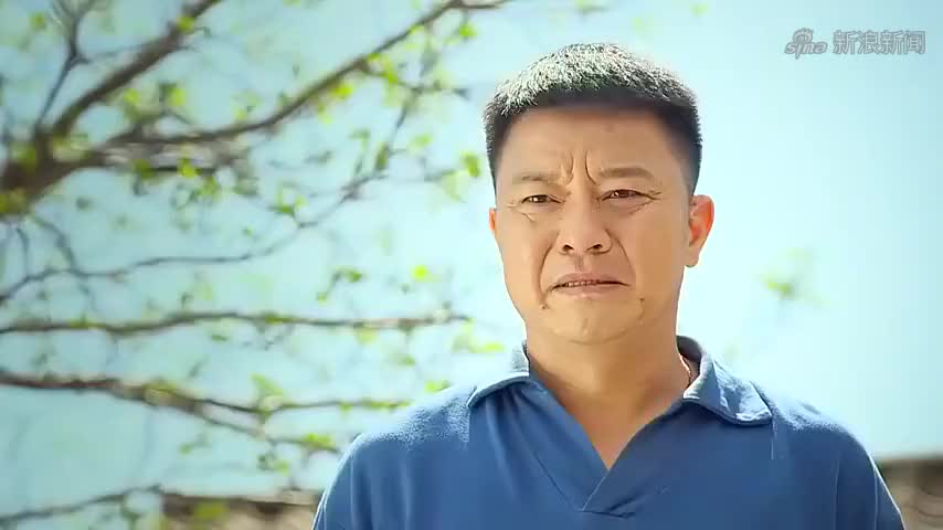 小草青青:男子点燃亲戚鞭炮,躲在一旁观看被媳妇发现