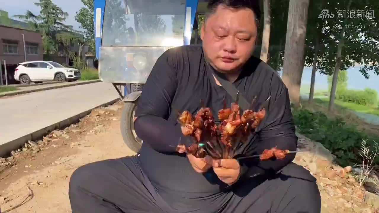 一斤羊肉,六个羊眼,胖龙三人在河边烧烤,羊眼吃着真过瘾