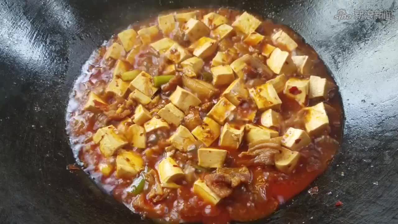 油渣烧豆腐,农村经常吃的一道家常菜,简单好吃味道香,值得一吃