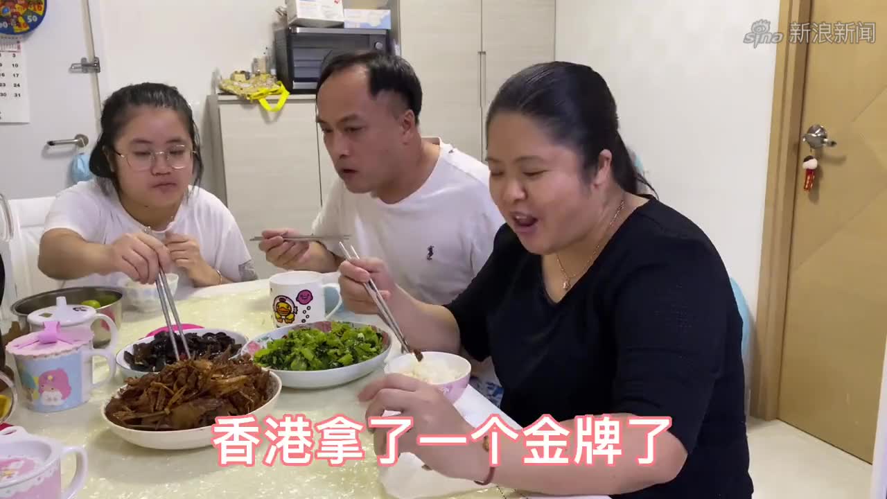 麻辣芳邻:华华出国,跟家人们一一道别,老爸最不舍