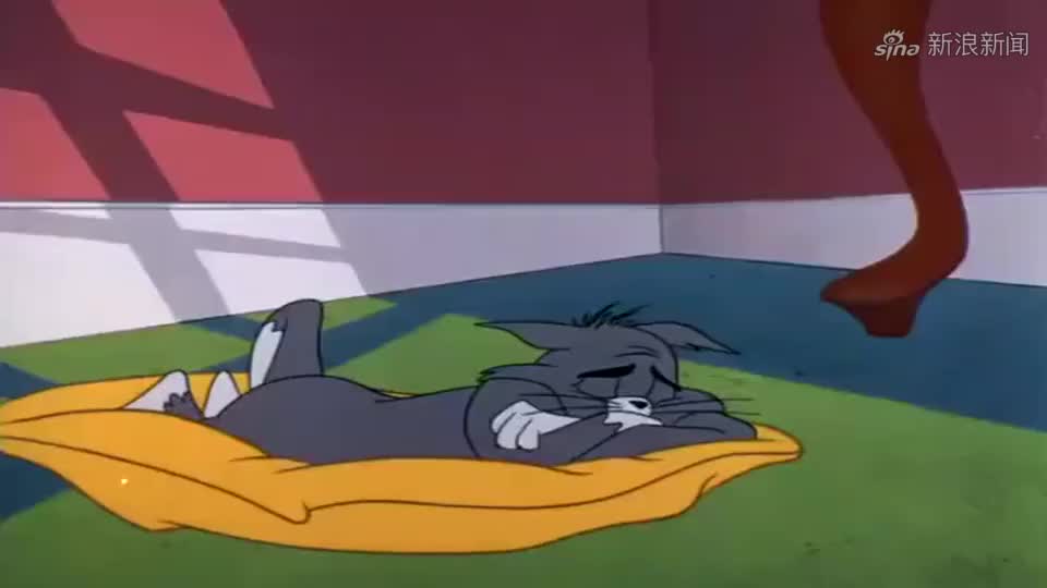 猫和老鼠:当汤姆变成老鼠,和杰瑞抢床睡,屋子都塞不下!