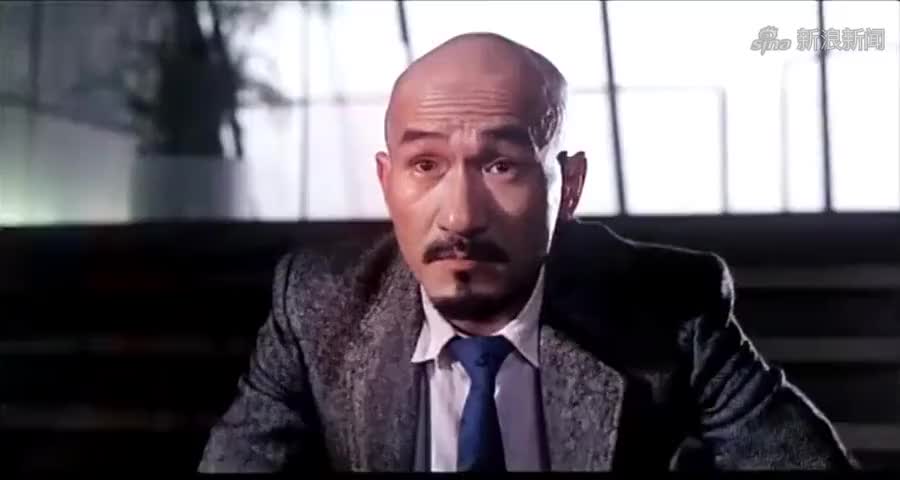 光头佬说老婆的坏话,不料老婆就在身后,光头佬:现实好残酷
