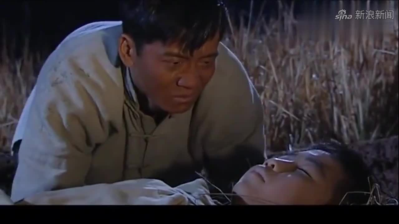 福贵小男孩一出门就尿,老爹教育他,他立马对准老爹尿