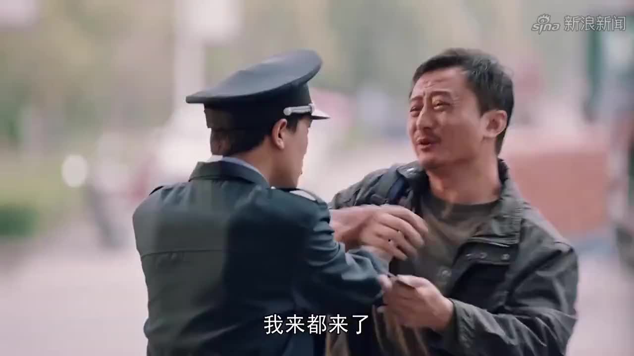 山城棒棒军:男子路边卖光碟,想骗廖壳子,不料偷鸡不成蚀把米!