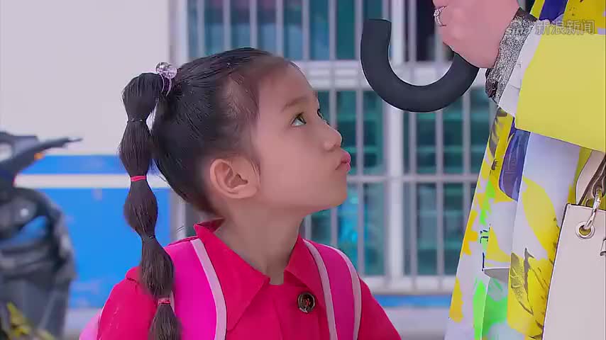 妈妈向前冲:豆豆放学上错车,被陌生人带跑,爸妈急坏了!