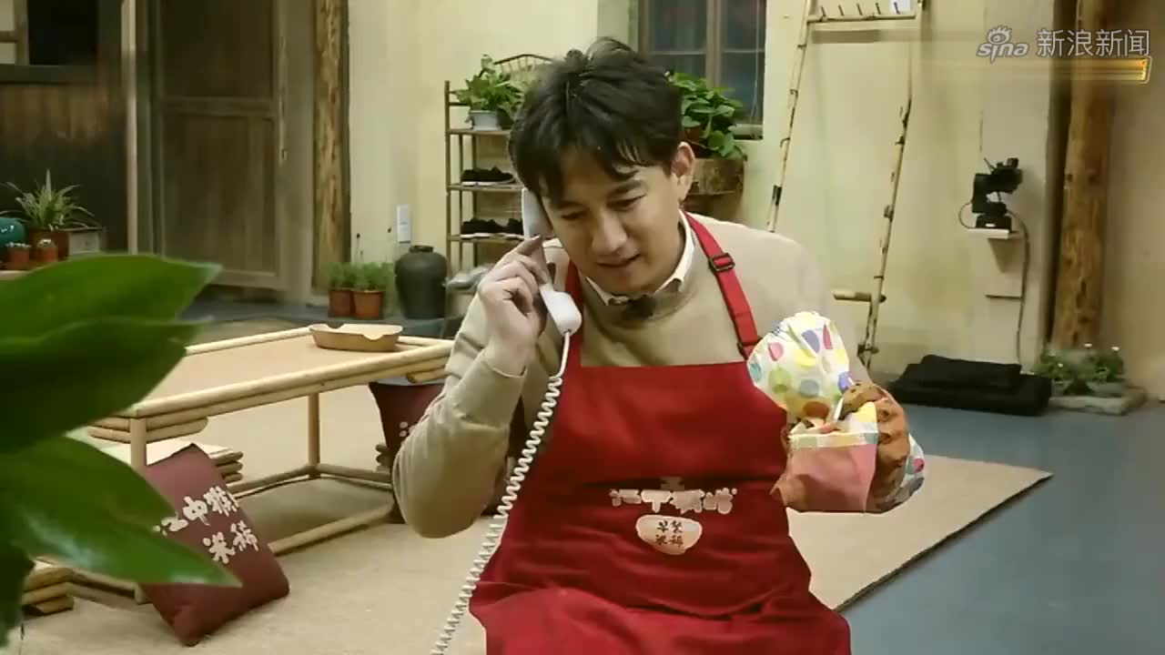 怦然再心动:黄奕崔伟初次尝试双人瑜伽,崔先生大汗淋漓