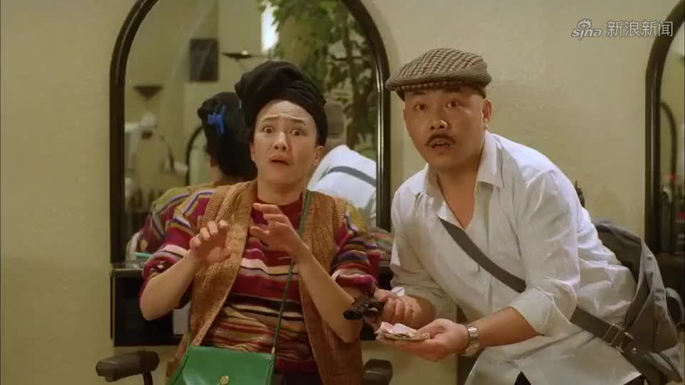 劫匪抢劫理发店,理发店客人个个藏钱,不料梅艳芳逐个拆穿