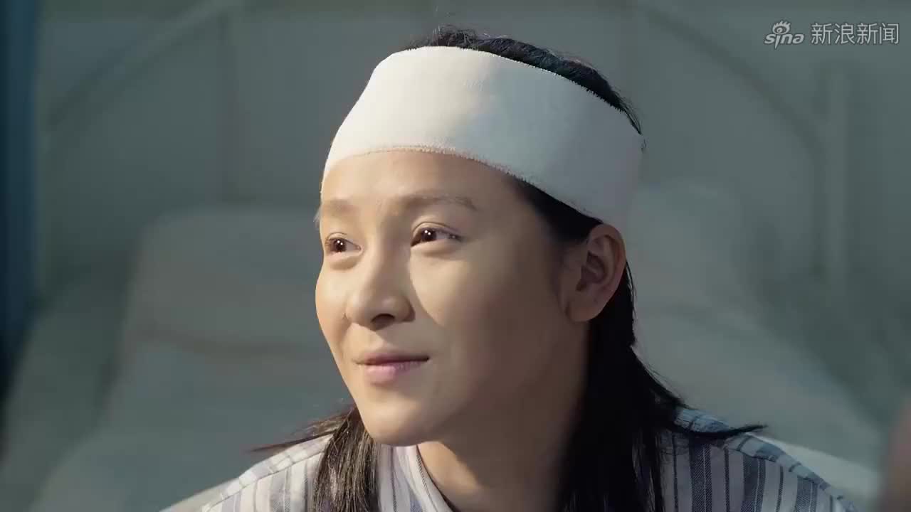 坐88路车回家:非主流女儿台上唱歌,老妈就在台下看着,太吓人