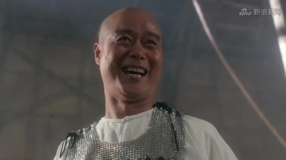 雷一笑身穿锁子甲,只为防备李连杰的无影脚,李连杰破戒喝酒