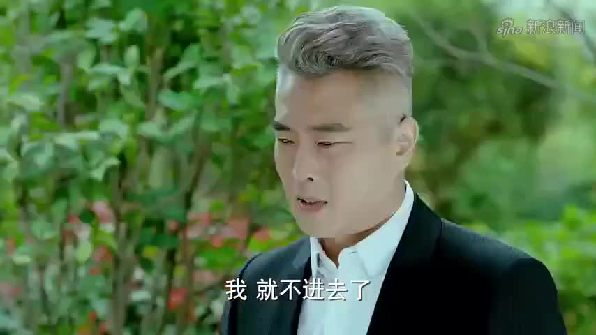 邬童得知妈妈过世,躺在地上一动不动,陷入了沉思