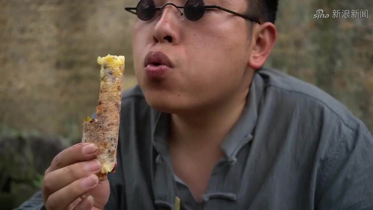 农村王四:王四堂弟山上做竹筒饭,带了1个小跟班,2兄弟抢着吃