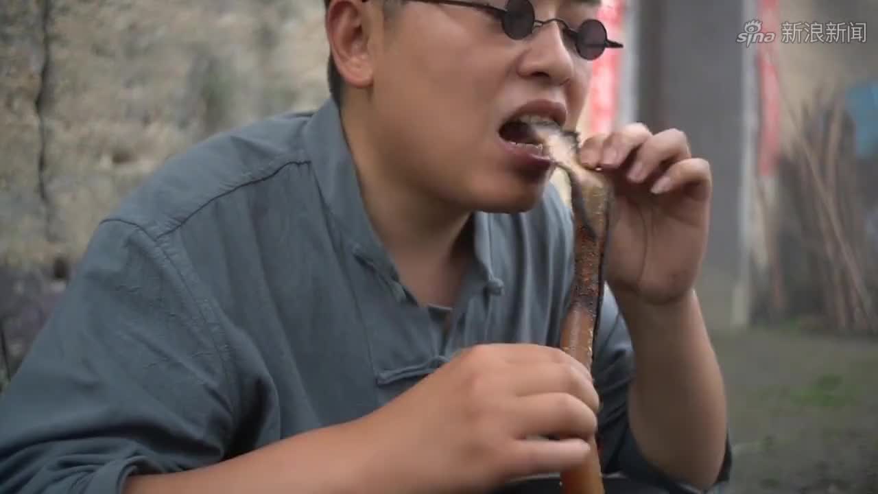 农村王四:雨总是下的随心所欲,闲来无事,做道猪皮卷尝尝!