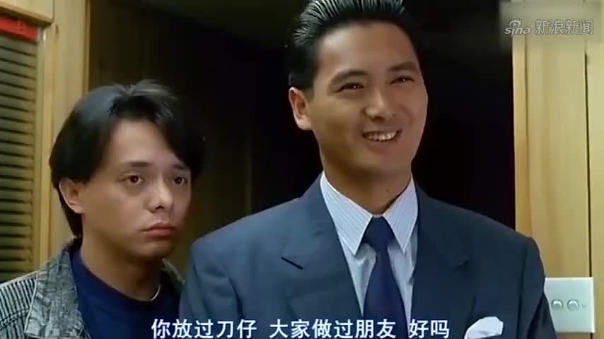 狄龙正抽着雪茄,发哥看见一把夺走,折断一半就叼自己嘴里