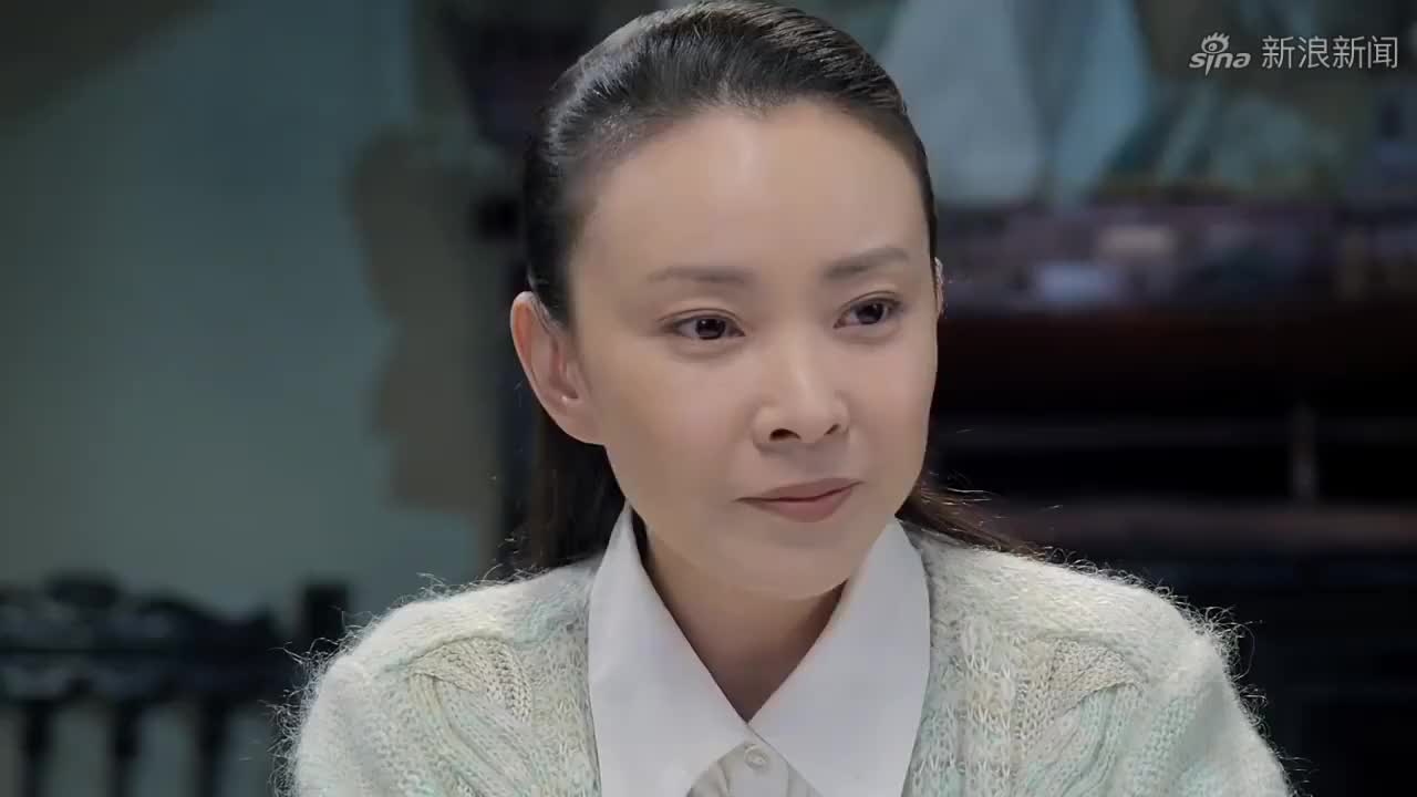 坐88路车回家:非主流女儿台上唱歌,老妈就在台下看着,太吓人