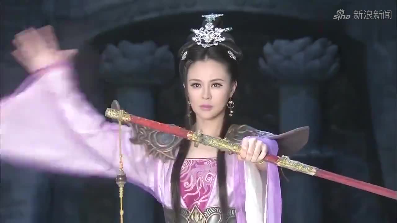 石敢当碧游得到共工的神水传承,一招将黑袍冻住,直接斩杀它