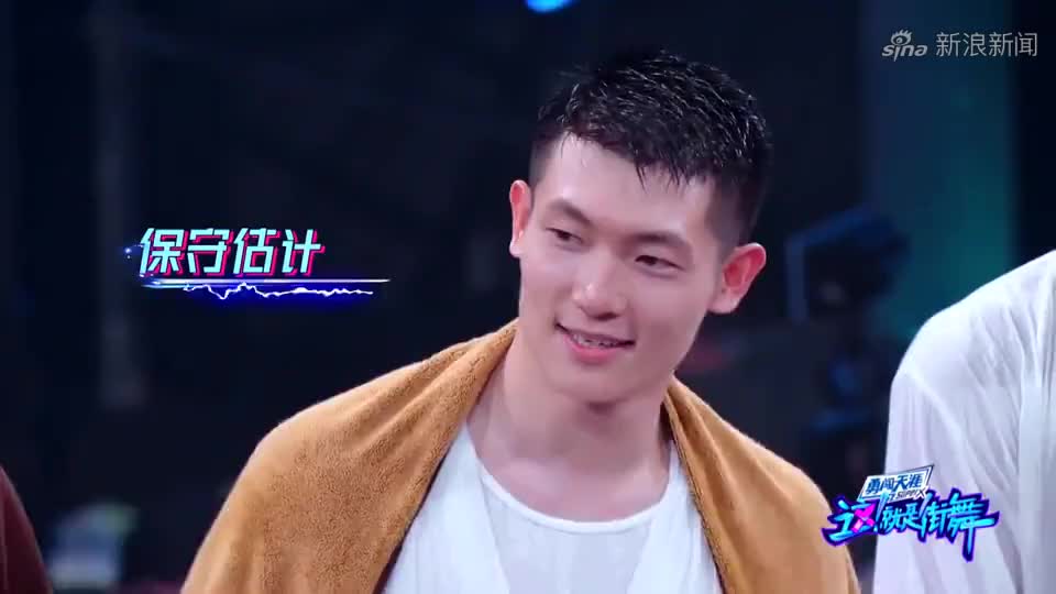 现在终于起风了,连乔治都把风筝放飞了,太好玩了