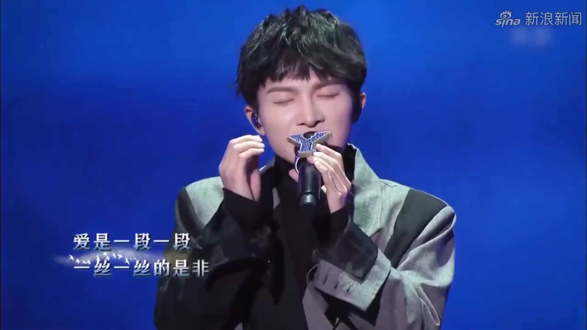 费玉清当着原唱面唱《爱情恰恰》,妖娆舞姿太魔性了,引全场爆笑