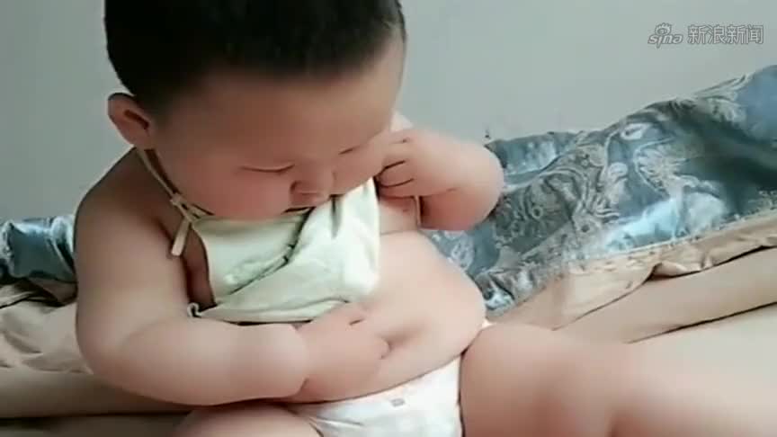 儿子今天突然发现自己的肚脐眼了,玩得不亦乐乎,太逗了!