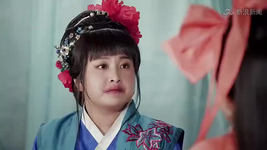 欢喜密探,沈玲儿偷望牛大宝,被春花抓了正着,沈玲儿立马被轰走