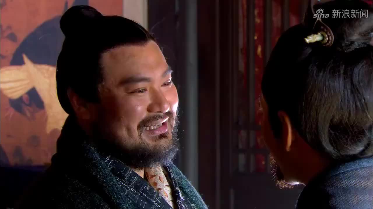 精忠岳飞:看到一桌子的菜,牛皋就心动了,直接就先抓起一只鸡