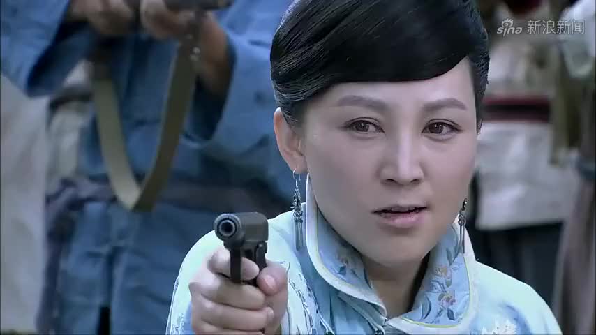 打狗棍,素芝认定是戴天理出卖了老二婶,直接开枪,戴天理也不躲