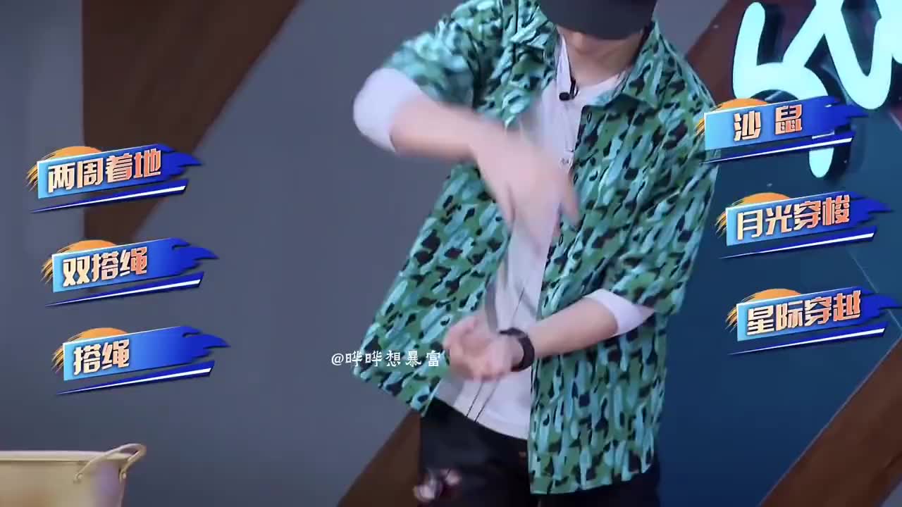 博哥喊王奕博过来开小会,可怜的奕博,每天都得跟哥哥汇报吃了啥