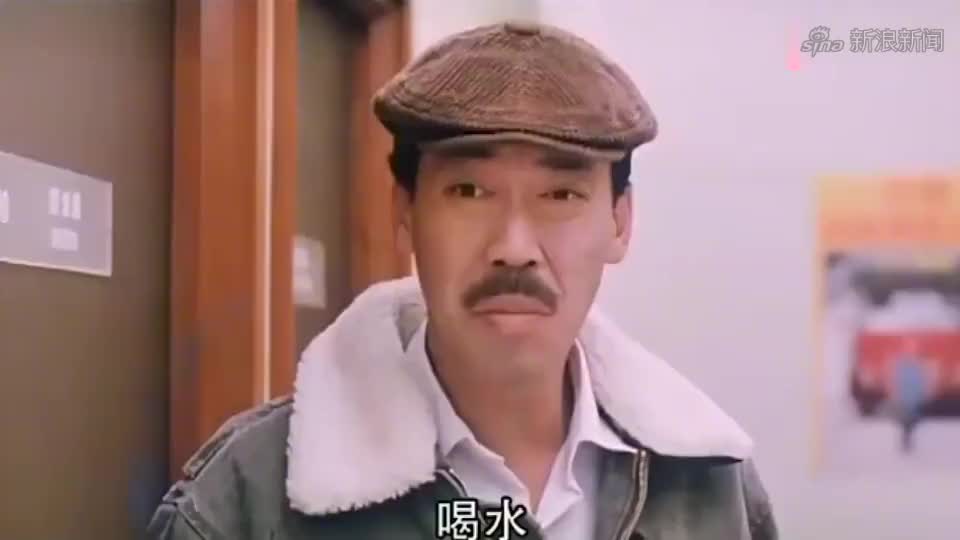 踩到地毯就会触电,不料许冠英正好踩住,这下搞笑了