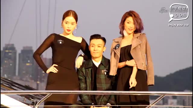 可爱的anna:和小冬开新跑车!飞上网红屋顶,不小心又灭队了!