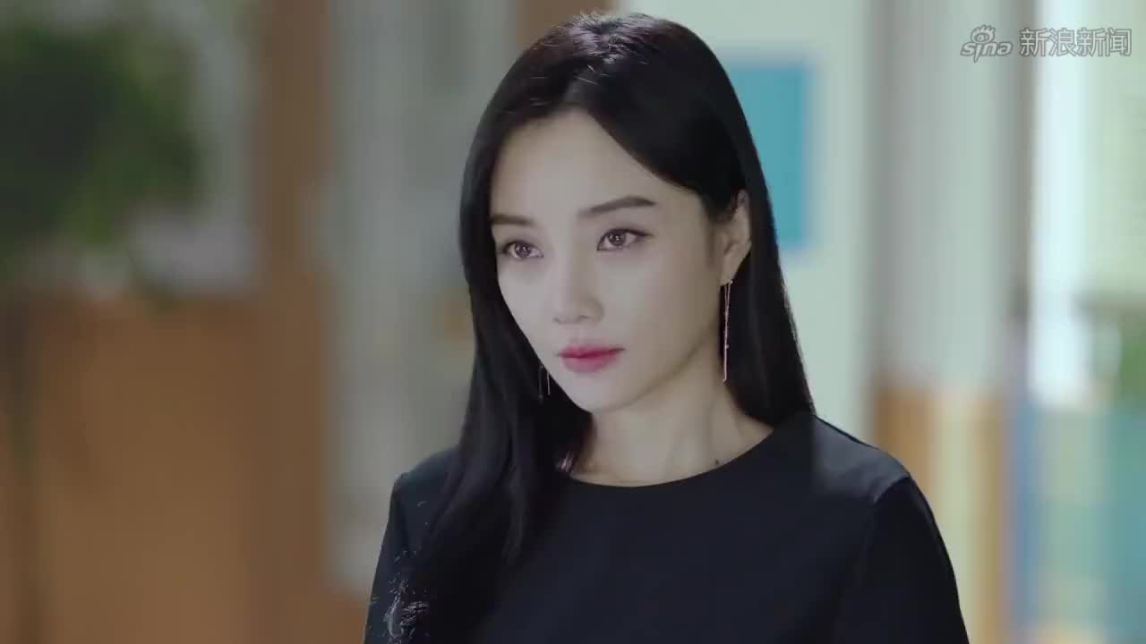 我们的少年时代,邬童有两副面孔,对助理高冷,见班小松就笑起来