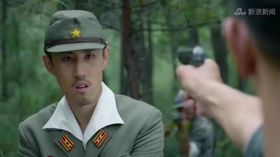 锻刀:教官动手打新兵,新兵血气方刚要单挑,结果被教官秒杀