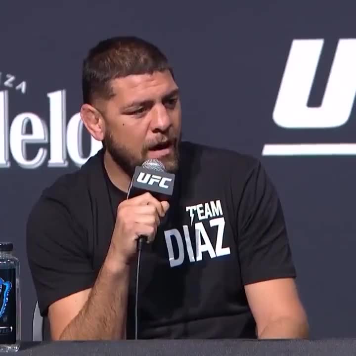 第三回合44秒,罗比-劳勒一记重击后