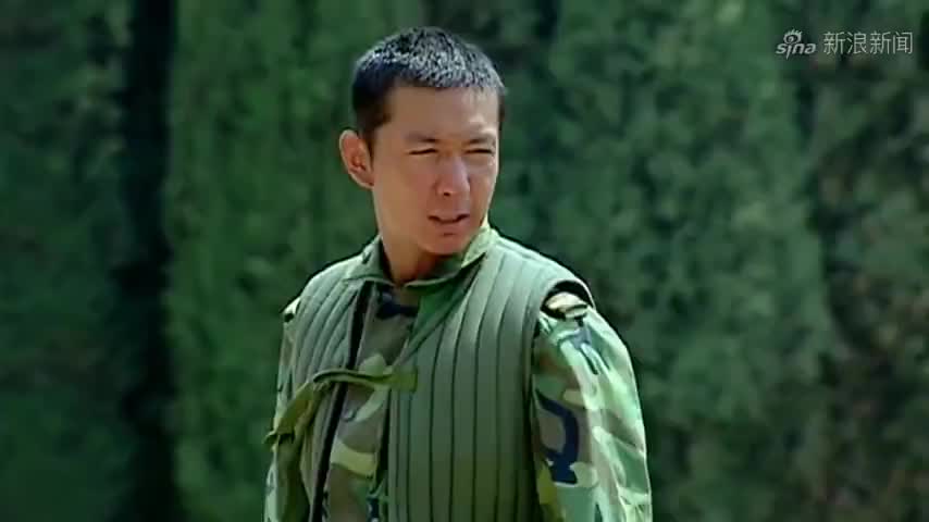 许三多在宿舍抽烟,稽查队得知他的兵王,立马敬礼给烟