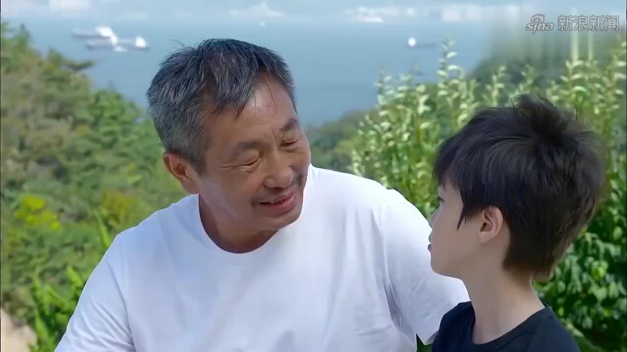 淘气爷孙:老人倒地上没人敢帮忙,爷孙俩一路过,立马把人送医院