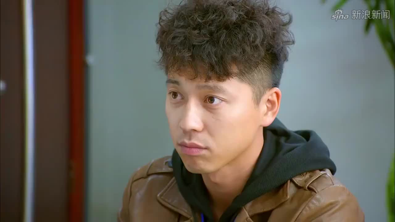 谈判冤家:小伙拿户口本向总监求婚,同事:嫁给他,太惊喜