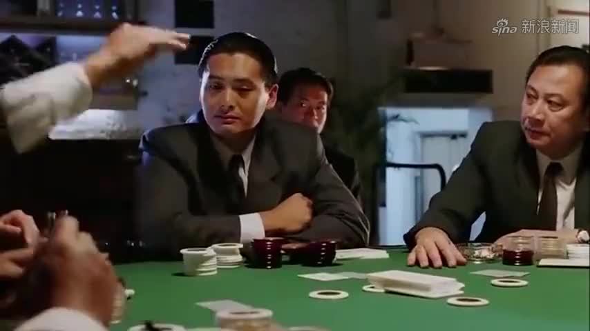 赌神:小伙玩牌一直输,周润发帮玩几把,却不知道对方是赌神高进