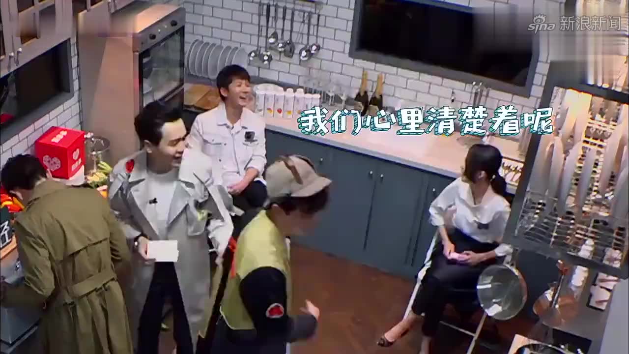 邓伦:杨紫看着特别精其实特单纯傻乎乎的互怼的时候总是怼不赢她