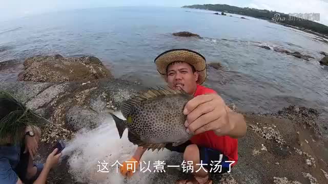 阿平跟兄弟们到海边下网捕鱼,收网后回家热热闹闹的共享海鲜大餐