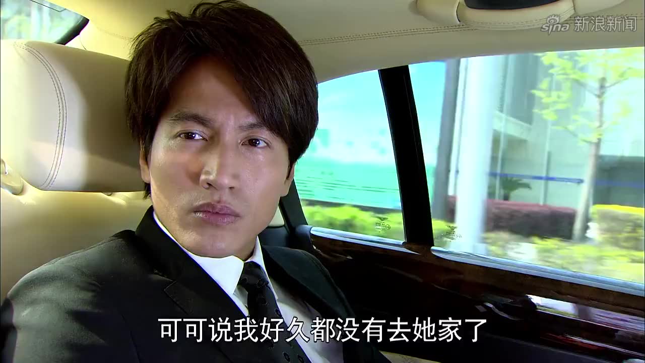恋恋不忘:厉仲谋温柔的扶着吴桐脸庞,吴桐心里像抹了蜂蜜一样甜