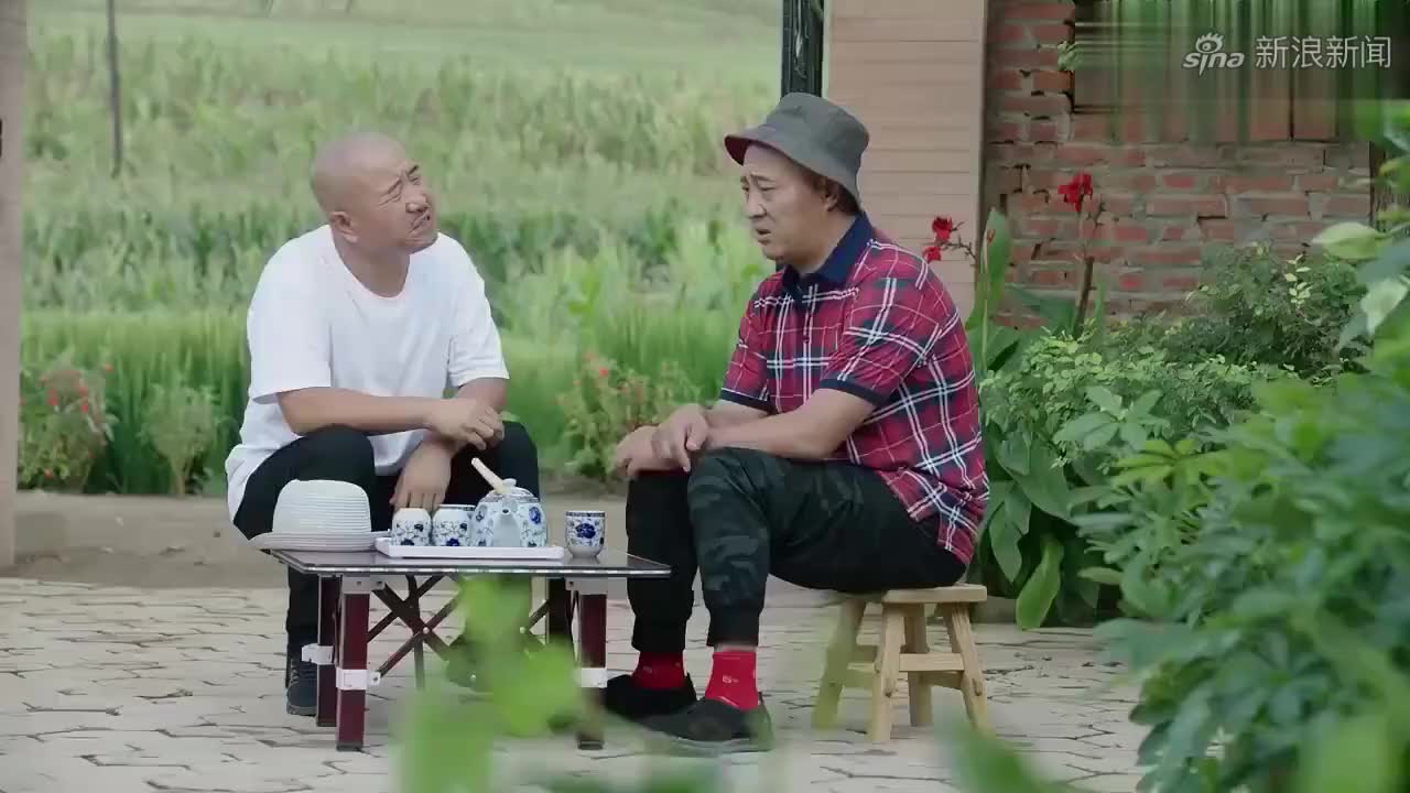 乡村爱情11:老四和刘能争执起来,镜头一转,赵四袜子让人笑喷